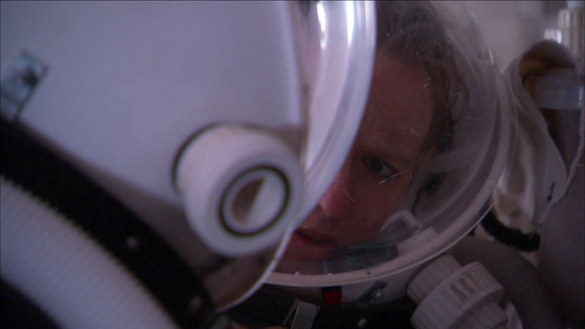 一名宇航员检查同伴宇航服后面的阀门。视频素材