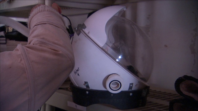 一个宇航员在检查太空头盔后面的收音机。视频素材