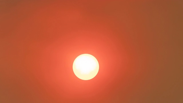 澳大利亚悉尼，被森林大火烟雾遮蔽的夕阳视频下载