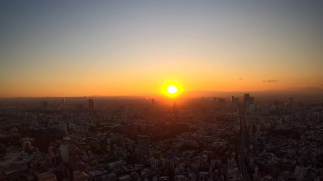 日落时分的东京天际线/缩小视频素材