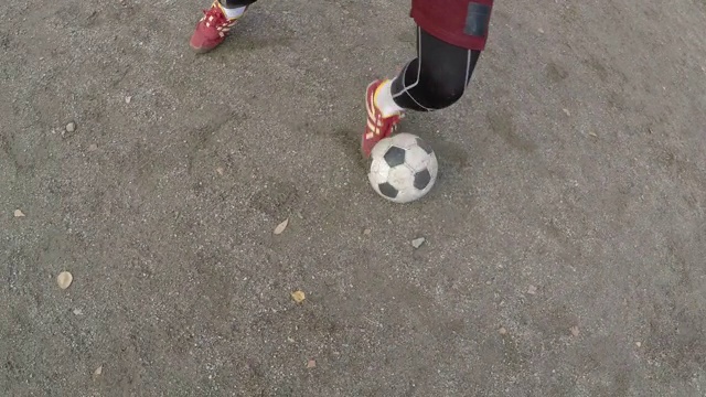 两名男运动员在户外踢足球的录像视频素材