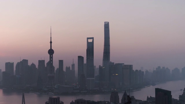 T/L PAN鸟瞰图上海天际线在黎明，从夜晚到白天/上海，中国视频素材