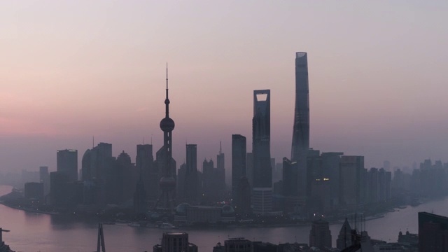 T/L ZI鸟瞰图上海天际线在黎明，从夜晚到白天/上海，中国视频素材
