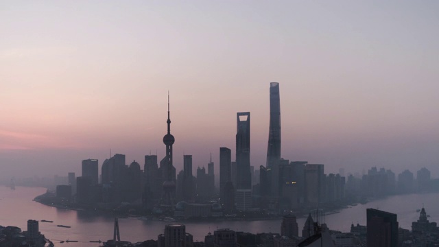 T/L鸟瞰图上海天际线在黎明，从夜晚到白天/上海，中国视频素材