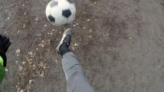 男运动员踢足球和和朋友一起玩的视频视频素材