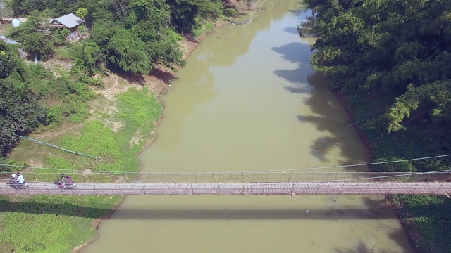 飞过河上的一座悬索桥视频素材