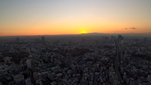 日落时分的东京天际线/缩小视频素材