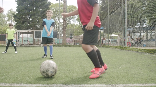 一群孩子和他们的教练一起踢足球视频素材