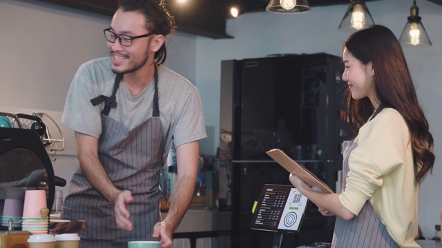 亚洲咖啡师在咖啡馆里向其他咖啡师点菜视频下载