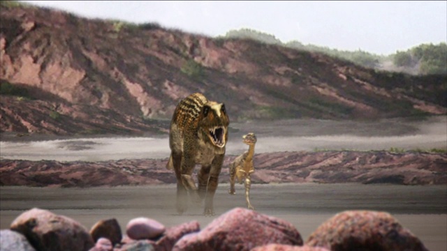 在电脑制作的动画中，一个四条腿的生物在山附近追赶一个两条腿的生物。视频下载