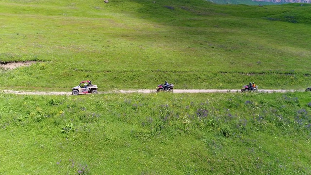 骑着四轮马车和四轮自行车的旅行者在山路上。北部高加索。俄罗斯视频下载