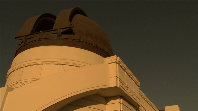 日落时分，洛杉矶格里菲斯天文台的观测圆顶。视频下载