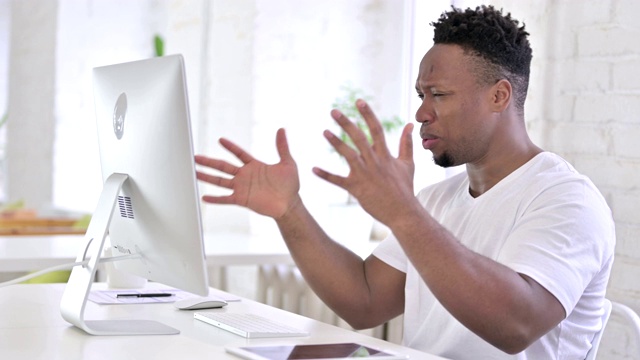 震惊的非洲人对电脑失败的反应视频素材