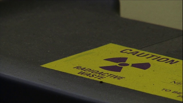 计数器上的警告标志警告实验室有放射性废料。视频下载