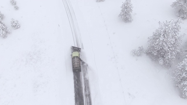 图片:在美国农村，一辆铲雪车在清理积雪的道路。视频素材