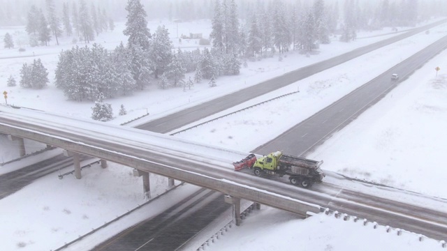 报道:在华盛顿的一场暴风雪中，扫雪机正在清理高速公路立交桥视频素材