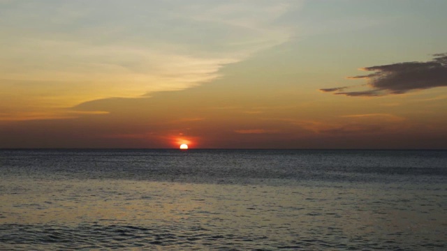 阿鲁巴岛鹰滩上令人惊叹的日落。加勒比海。难忘的观点。美丽的自然景观。视频素材