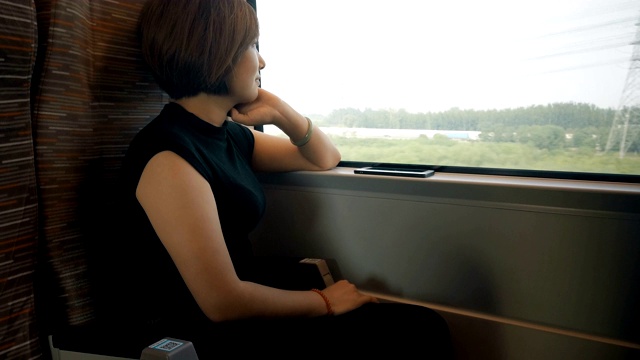 中国北京，高铁中的女性。视频素材