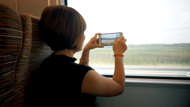 中国，高铁中的女性。视频素材
