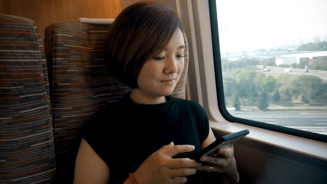 中国北京，高铁中的女性。视频素材