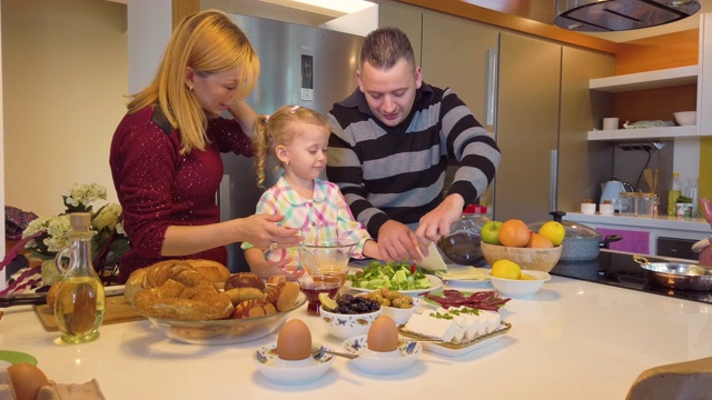 父亲，母亲和女儿一起在家庭厨房里视频下载