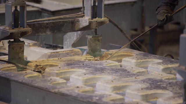 在工厂将液态金属倒入铸件中。铝铸造炉装金属。熔化的液态金属从熔化的熔炉中流出视频素材