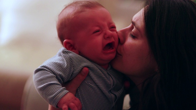 母亲试图安慰哭闹的新生儿视频素材