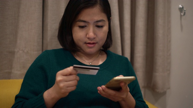 亚洲女性用信用卡在网上购物视频素材