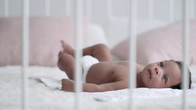 新生儿独自躺在床上。视频素材