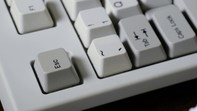 手指按下键盘上的ESC键视频素材