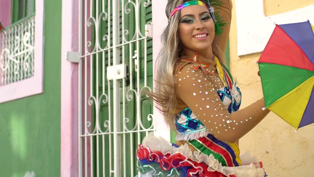 舞者们在巴西东北部Olinda的街道上跳舞Frevo视频下载