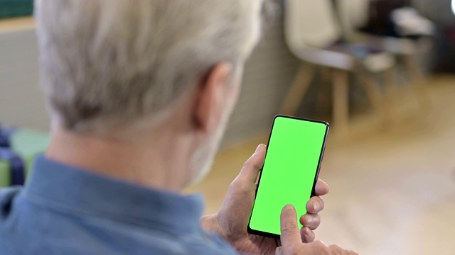 老人使用绿色模拟屏幕智能手机视频素材