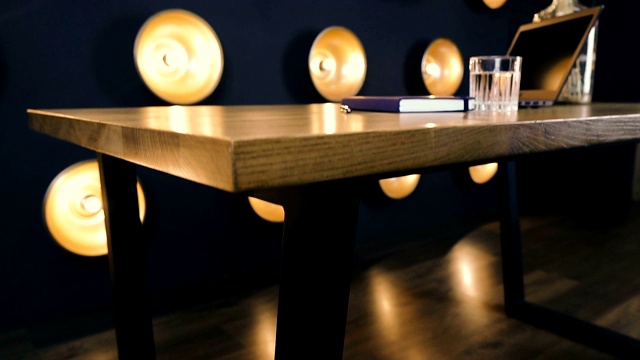 办公室的桌子上。木制的办公桌。视频下载