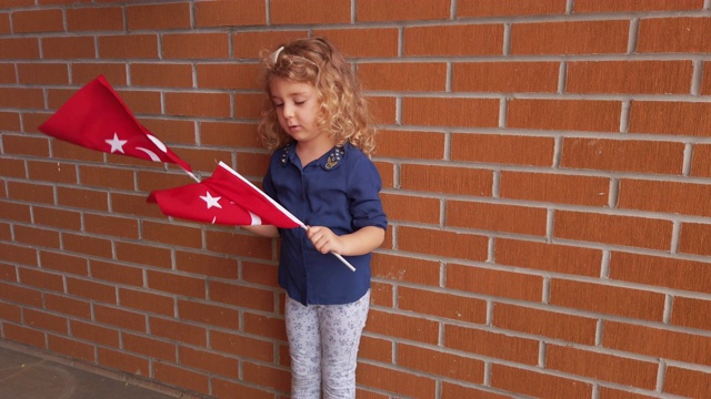 土耳其女孩挥舞旗帜视频下载