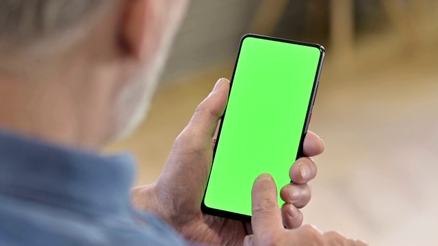 绿色模拟屏幕智能手机的特写视频素材