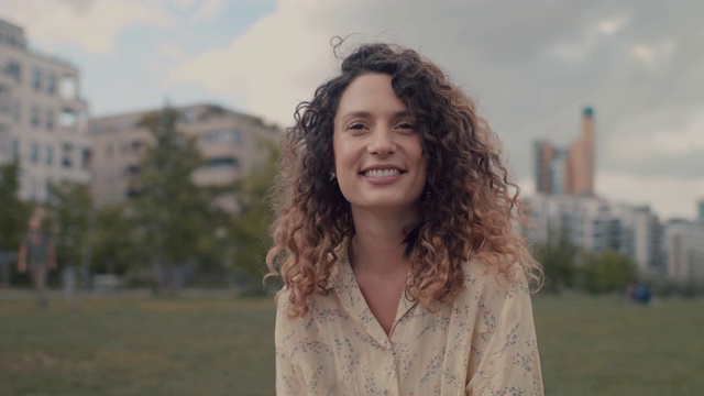 柏林市中心公园里一名微笑的年轻女子的肖像视频素材