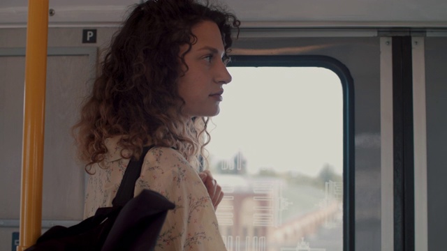 一个背着背包的年轻女子正从柏林的火车上出来视频素材