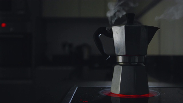 黑暗的厨房里，咖啡渐渐沸腾视频素材