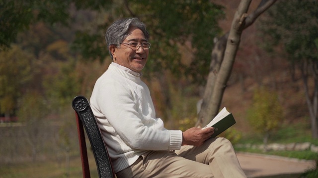 一名60多岁的男子坐在长凳上沉思，韩国京畿道阳平枪视频下载