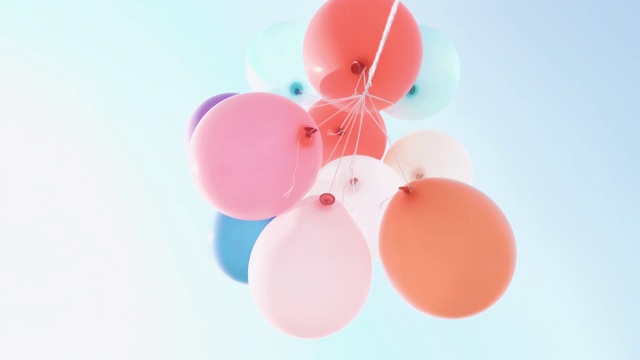 气球在蓝天中色彩斑斓，色彩柔和视频素材