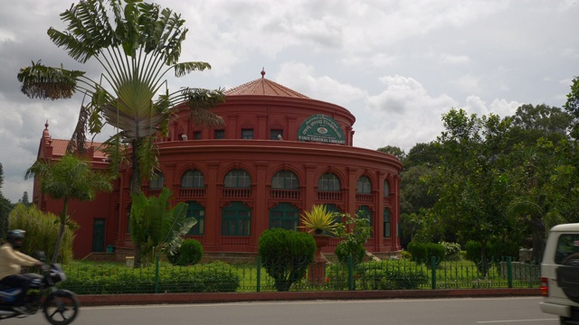 白天时间班加罗尔城市著名的图书馆公园观看4k印度全景视频素材
