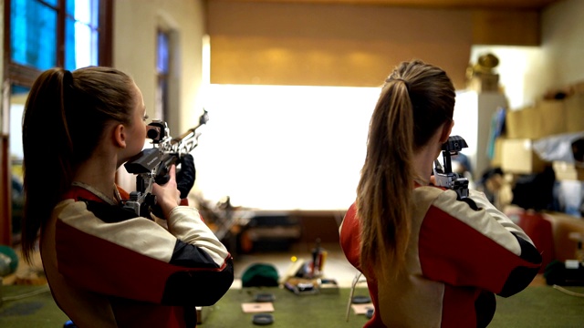 女子射击训练视频素材