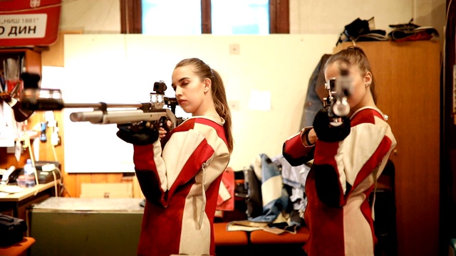 女子射击训练视频素材