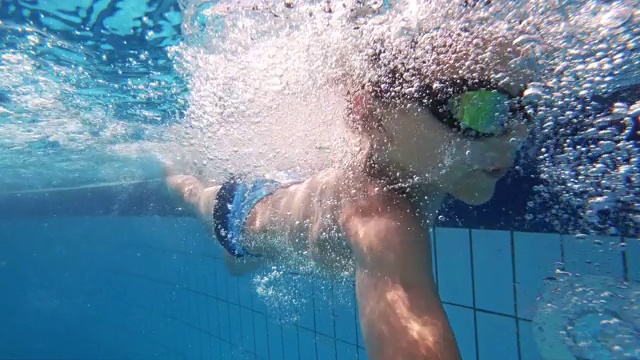 小男孩在游泳池里游泳视频下载
