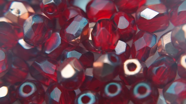 红色多面体单孔珠子的特写。视频下载