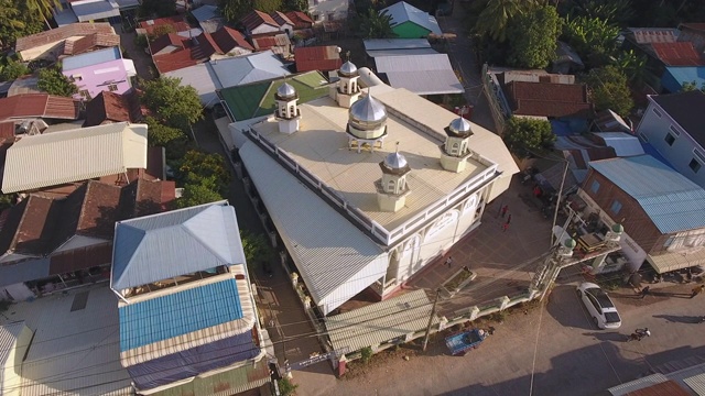 旋转无人机拍摄亚洲村庄的一座白色清真寺视频素材