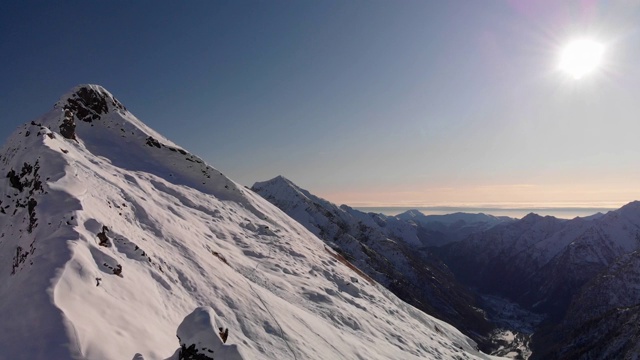 冬天的罗莎山，脚步上的雪和山谷的看法-无人机视频素材