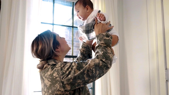 兴奋的女士兵回到家，回到她的宝贝女儿身边视频素材