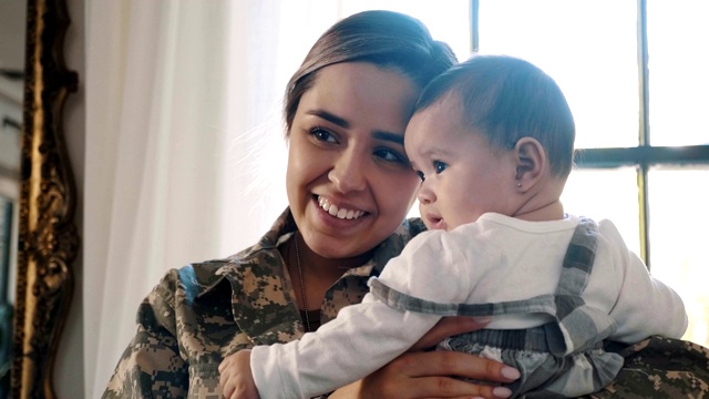 女士兵与她的宝贝女儿团聚视频素材