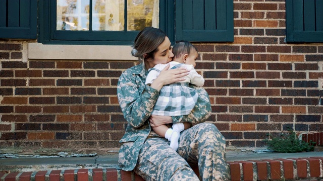 悲伤的女士兵害怕离开女婴去执行军事任务视频素材